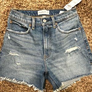 LOWEST- NWT Abercrombie Curve Love 4” Shorts